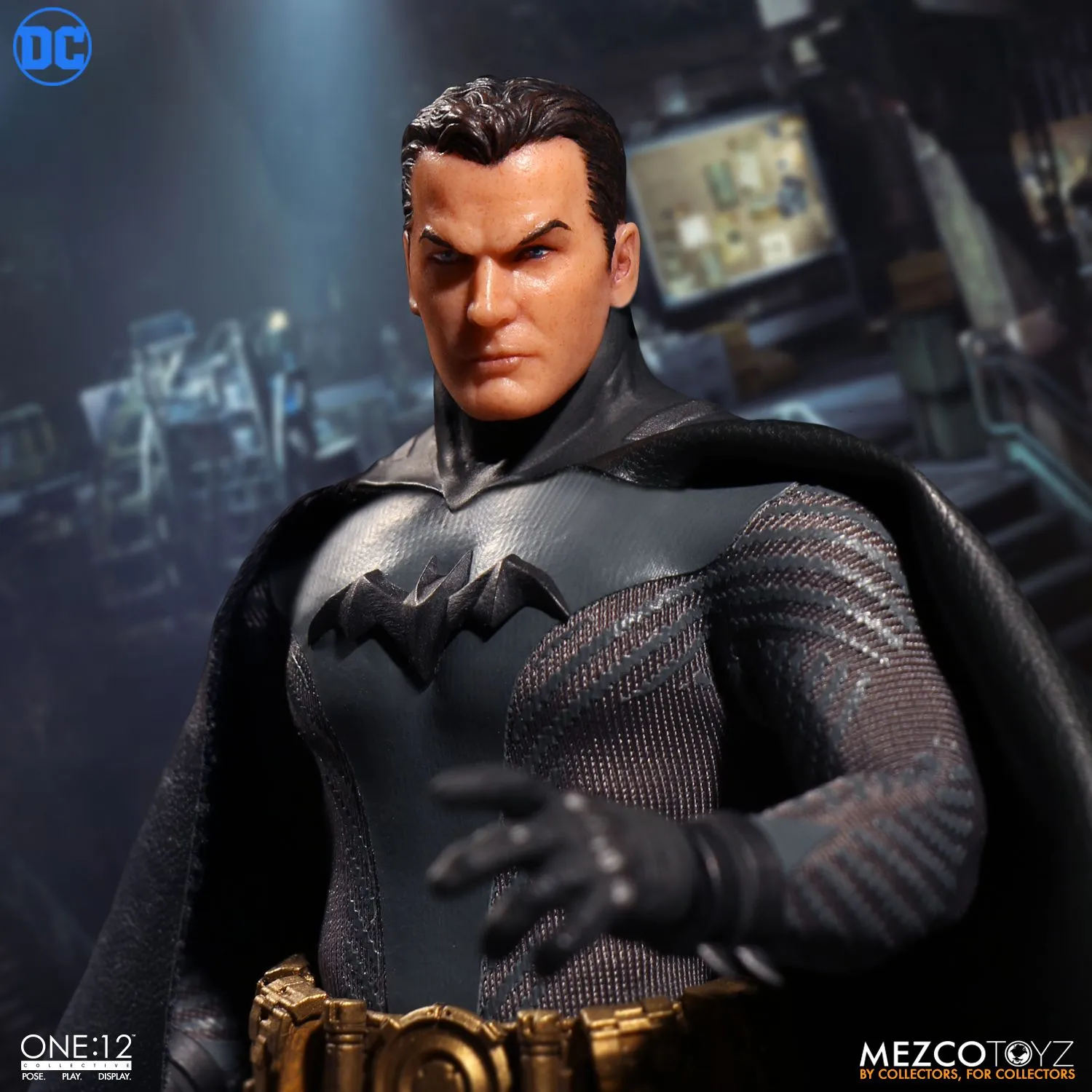 Mezco Toyz ONE:12 Collective: Ascending Knight Batman Action Figure